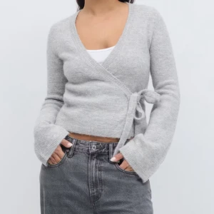 Grå omlottkofta - Säljer en populär grå omlottkofta från Gina Tricot som är slutsåld. Jätte fin 💕