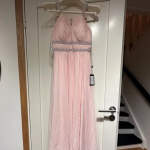 Balklänning  - Säljer en fin oanvänd balklänning. Inköpt på proms and weddings i Malmö. Storlek 34. Ny pris 3000kr. Mitt pris 1500. 