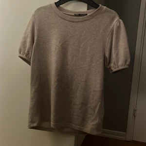 T shirt zara - Jag säljer denna fina tröja från Zara eftersom den inte används, den är i ett väldigt bra skick 