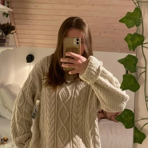 Vit kabellstickad tröja - En jättefin kabellstickad tröja i storlek XS. Däremot är den väldigt oversized i storlek! Den är världigt varm och mysig så perfekt nu under vintern 🫶🏻