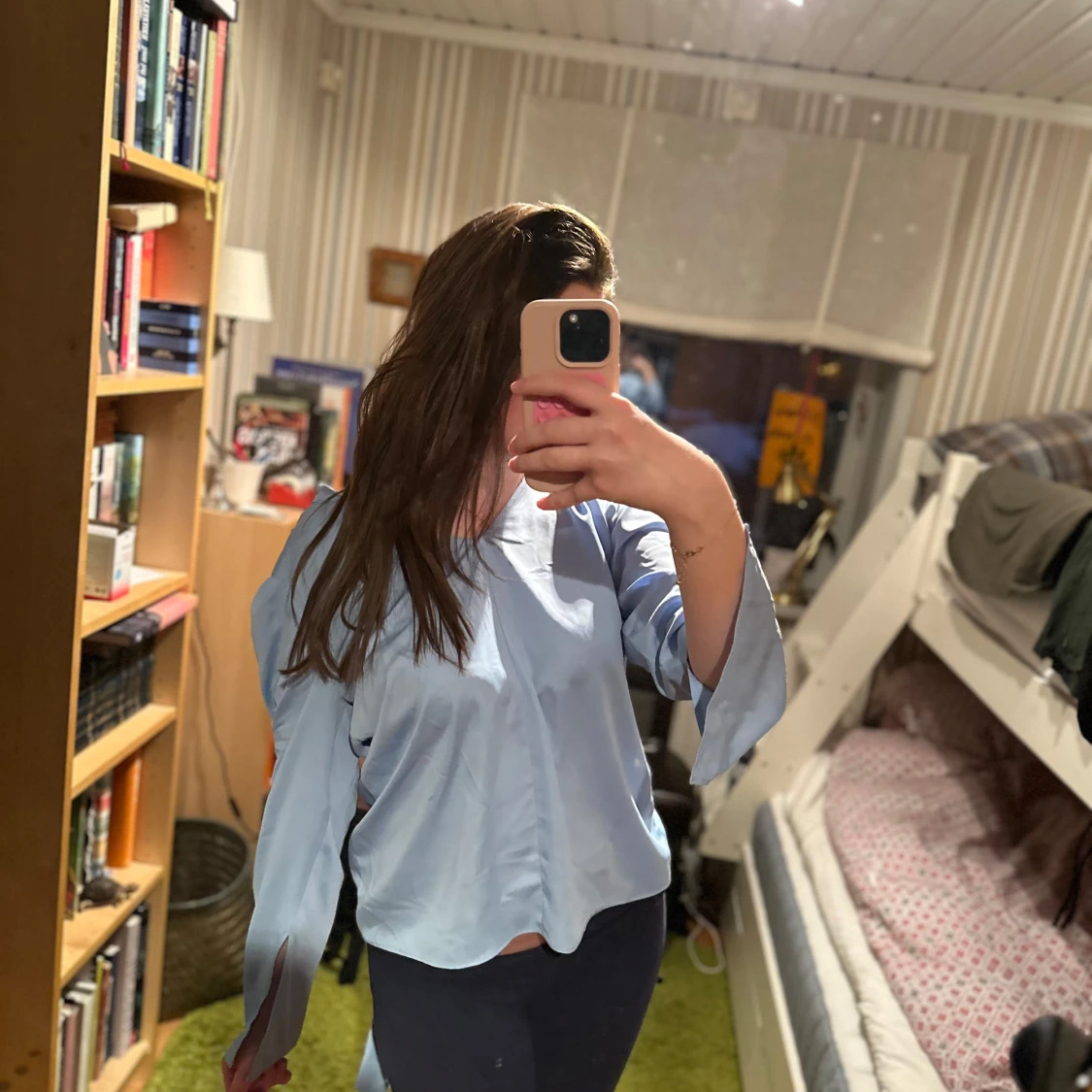 Ljusblå blus med öppen rygg