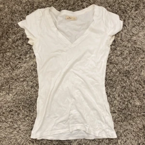 Vit v-ringad t-shirt från Hollister - Vit v-ringad t-shirt från Hollister