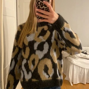 leopard stickad tröja - hejj nu söljer jag min älskade leopard stickad tröja som tyvärr längre inte används så mycekt! 🎀🎀🩷 den är använd några ggr! 🌟🌟🩰