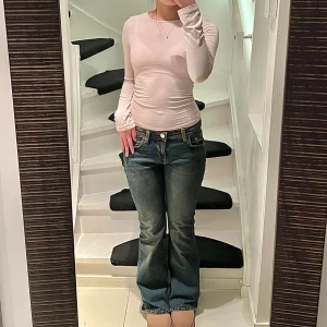 Low waist flared jeans - Säljer ett par jätte snygga jeans från H&M i modellen flared low. De är i storlek 34 och är uppsydda så de passar mig bra i längden som är 1,59 m lång. Jag skulle säga att de är mer midwaist för mig än lowwaist. De är dock jätte snygga och i bra skick. Midjemått: 35cm, Innerbenslängd:74cm.💗