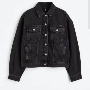 Svart jeansjacka - Svart/Grå jeansjacka med krage och knappar framtill. Jackan har två bröstfickor med knappstängning och långa ärmar. Använd fåtal gånger, säljer därav den inte kommer till användning💕