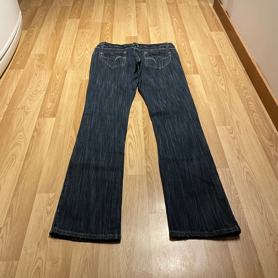 Lågmidjade jeans med specialfickor  - 1