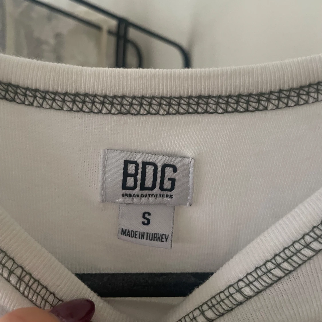 Vit t-shirt med gröna detaljer från BDG Urban Outfitters - 92