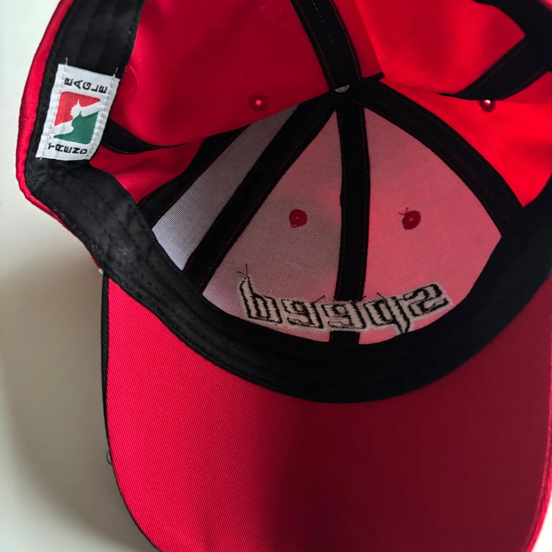 Röd och svart keps med texten 'speed' - 91