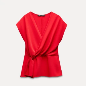 Röd omlottopp från Zara - Snygg röd omlottopp från Zara med knytning i midjan. Perfekt för en stilren look. Aldrig använt❣️