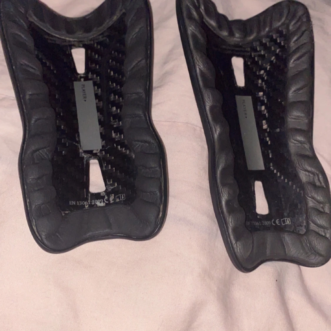 Svarta benskydd från Monolit - 91