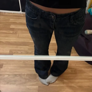 Mörkblå bootcut jeans - Snygga mörkblå bootcut jeans med låg midja. Står storlek 38 men passar också mig som vanligtvis har 36. Midjemått: 38cm, innebenslängd: 82cm. Skriv om ni har några frågor eller funderingar💓