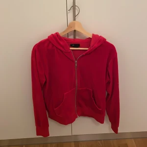 Röd kofta från LINDEX  - En röd fin kofta från Lindex i storlek M men sitter som en S. Använd några gånger. Inga tecken på att koftan är använd. Perfekt för en kylig dag.