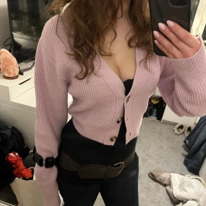 Stickad kofta - Säljer en söt rosa stickad kofta med knappar framtill. Koftan är aningen kortare och har långa ärmar. Storlek XS men passar mig som har S i storlek också. Den är mjuk och bekväm, passar jätte bra till höst och vinter. Skriv vid frågor! 🤗💗