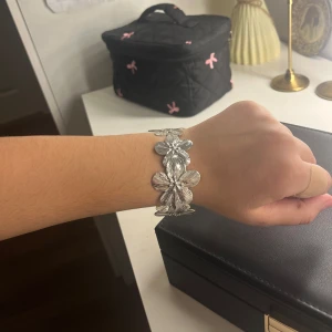 Armband  - Nytt oanvänt armband.