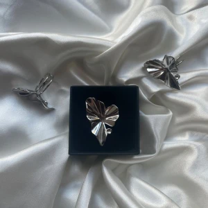 Ellinor ring  - 55kr/st, justerbar och rostfri vilket innebär att den inte tappar färg eller färgar av sig💞