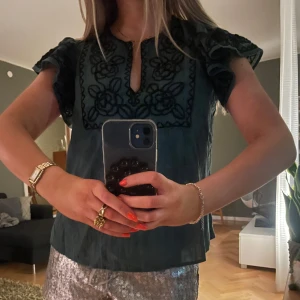 GAP topp - skitsnygg topp från GAP, så fin passform och färg 💖🤟🏽hittar ingen storlek på den men skulle gissa på S ungefär💗