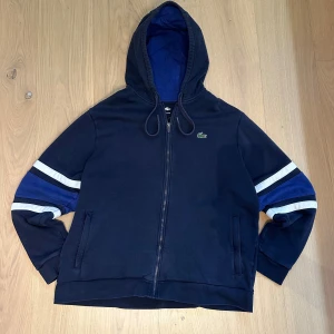Lacoste Zip Up hoodie - Lacoste zip up, passar storlek L. Andvänd men defensitivt väl omhändertagen🙏🏻🐊