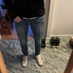 Dondup George - Ett par feta Dondup jeans George. Extremt bra skick. Storlek 33. Jag är 187cm och de sitter bra på mig. 