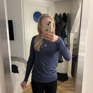 Blå tröja från 157 - Lite noppig men annars inga defekter.