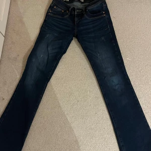 Mörkblå jeans från LTB - Snygga mörkblå jeans (färgen blue addicted) från LTB med lite slitningar 💕använda ett fåtal gånger, modellen valerie (lågmidjade bootcut)💕storlek 25/32