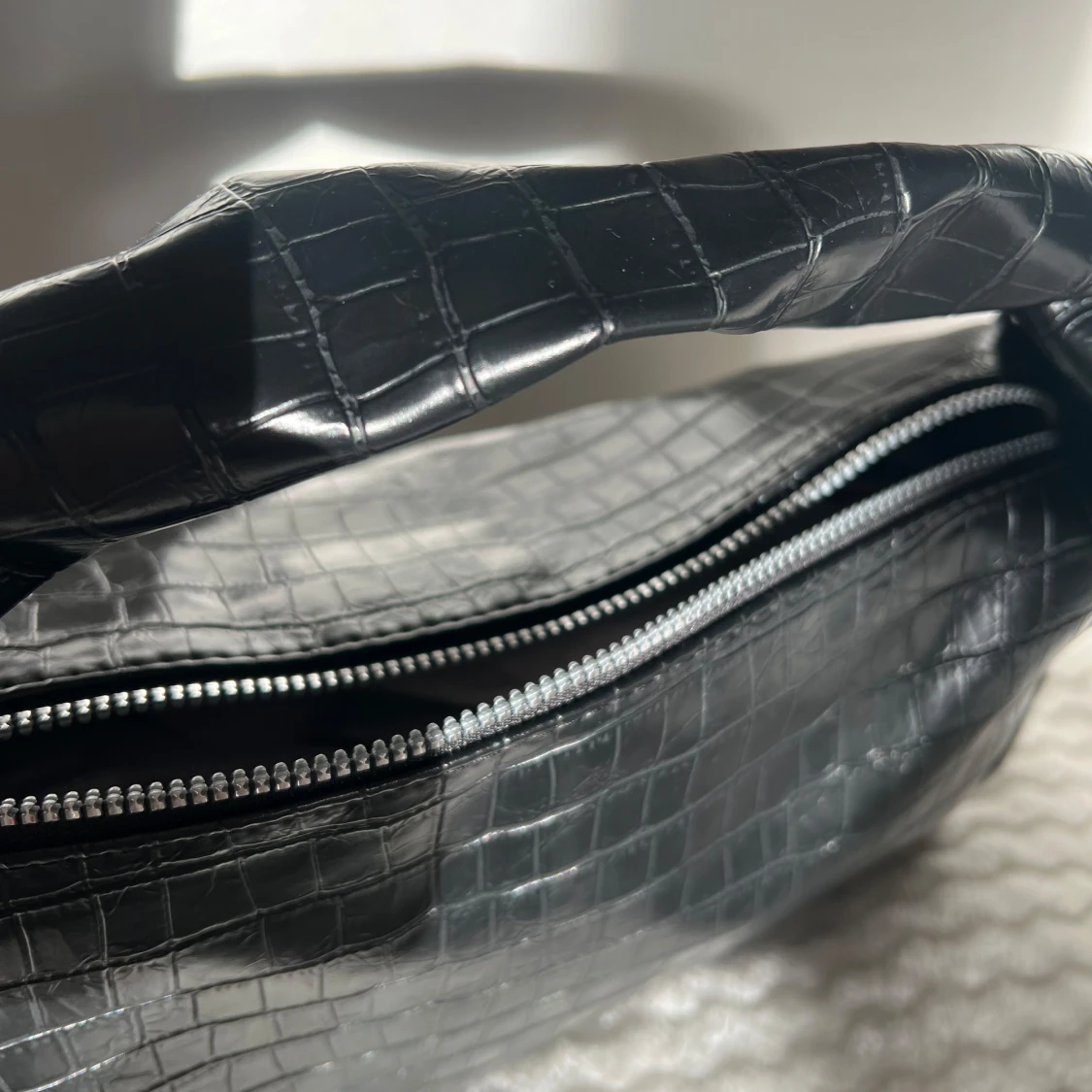 Svart axelväska i syntet med krokodilmönster - 90