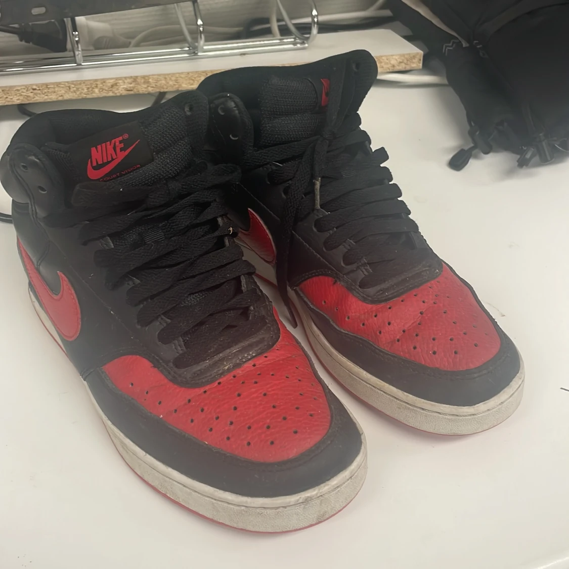 Nike Air Jordans i svart och rött