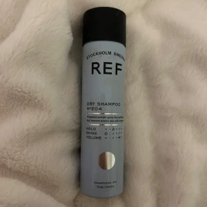 REF Stockholm Sweden Dry Shampoo No. 204 - REF Stockholm Sweden Dry Shampoo No. 204 är ett torrschampo som ger volym och textur till håret. Perfekt för att fräscha upp håret mellan tvättar. Kommer i en stilren flaska med svart lock. Använt nån gång.
