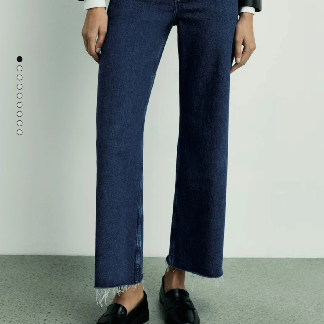 Mörkblå jeans med fransade kanter - 90