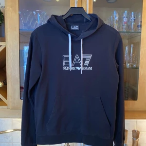 EA7 Emporio Armani hoodie - Säljer då den inte kommer till användning. Jättebra skick! Storlek S.