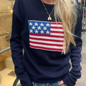 Mörkblå tröja med amerikansk flagga - Snygg mörkblå tröja med en stickad amerikansk flagga. Tröjan är i helhet jättefin och jätteskön. Säljer då den inte kommer till någon användning💗