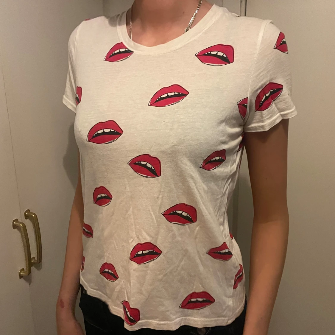 Vit t-shirt med röda läppar