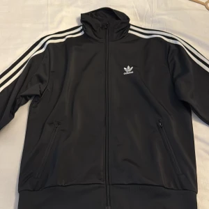 Svart träningsjacka från Adidas - Aldrig använd har endast tagit bort prislappen. Nypris 879 kr. 