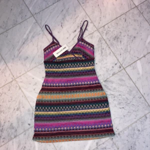 Cool klänning - Så cool minidress i roligt mönster! Helt ny, aldrig använd!! 