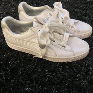 Vita sneakers med satinband från Puma - Superfina vita sneakers från Puma med breda satinband som snörning. Finns inga skador o är som nya!!🤍