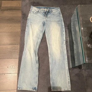 Ljusblå lågmidjade jeans - Snygga ljusblå jeans med en klassisk straight fit. De har en traditionell femficksdesign och en knappgylf. Perfekta för en avslappnad stil. Lågmidjade