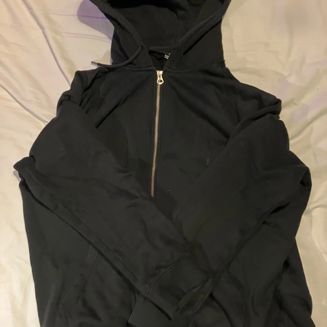 Svart hoodie från Weekday