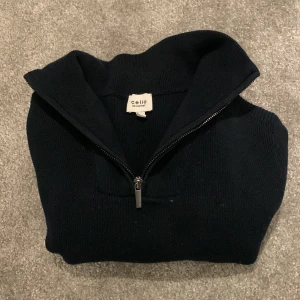 Mörkblå tröja med dragkedja från Celio - Säljer en stilren mörkblå tröja från Celio med dragkedja vid halsen. Perfekt för kyligare dagar och enkel att matcha med andra plagg. Priset kan diskuteras 