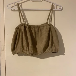 Beige linnetopp från 4th + Reckless - Säljer en beige linnetopp från 4th + Reckless. Toppen har smala axelband och en luftig passform med en lätt rynkad textur. Perfekt för varma sommardagar.