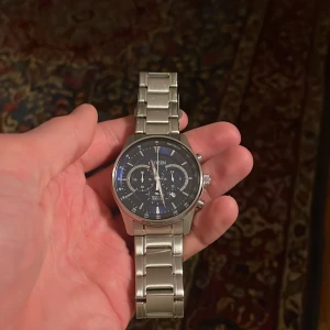 Citizien klocka - Tja säljer nu den här klockan från citizien då den inte passar mig riktigt. Länkar och box medföljer. Klockan har en liten liten repa på glaset som dock inte märks av vid användning men därför säljs den så billigt. Använd runt en månad.