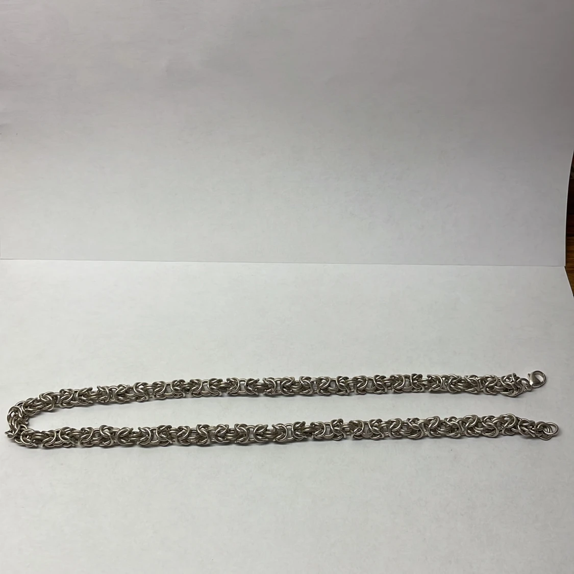 Silverfärgat halsband med kedjedesign