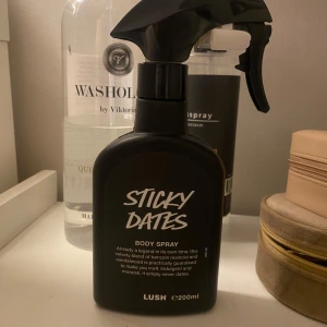 Lush body spray  - Lush body spray i doften sticky dates☕️🍦med en sirapssöt karamell doft. Perfekt för de som gillar gourmand parfymer!! Endast provad 3 gånger❣️