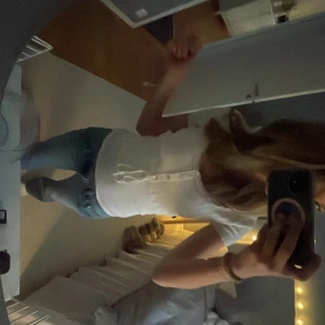 Vit topp från Zara - Säljer en helt ny vit topp från Zara med knytning framtill. Toppen har korta ärmar. Aldrig använt! SKRIV TILL MIG INNAN NI KLICKAR PÅ KÖP! 💞💞