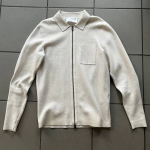 Beige stickad tröja - Snygg beige tröja från Selected Homme. Nypris: 800kr - Mitt pris 250kr. Skick: 8,5/10. Modellen är 184cm