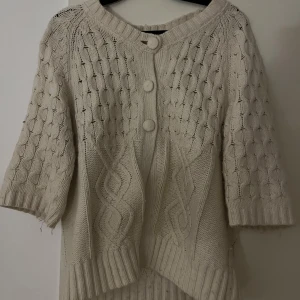 Lexington kofta  - Mysig beige stickad kofta med trekvartsärm!