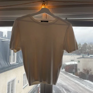 Vit t-shirt från Gina Tricot - Säljer en stilren vit t-shirt från Gina Tricot i storlek L. Den har en klassisk rund hals och korta ärmar, perfekt för en enkel och snygg look. Materialet ser ut att vara mjukt och bekvämt.Den är väldigt liten i storleken då jag är 168 så sitter den bra och ganska smal!Använd typ 3 gånger och helt nytt slik,köpte för 400❤️
