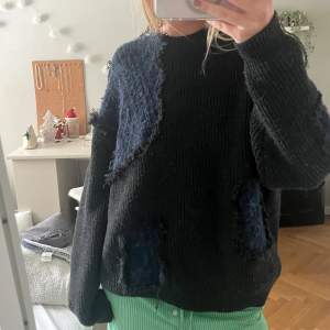 Stor och mysig stickad tröja i mörkgrått men blå detaljer sååå skön!!!