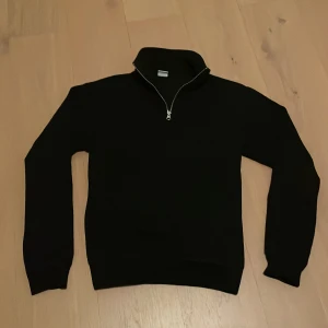 Halfzip  - Snygg svart Halfzip från Zara. Perfekt för kyligare dagar. Har bara testat på. Halfzipen är i nyskick. Priset är inte spikat i sten! Hör av vid minsta lilla fundering!