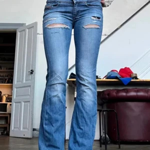 Lågmidjade jeans från Diesel - Super fina blå bootcut jeans från Diesel som jag säljer då de tyvärr var för små för mig 💕 Innerbenslängden är 85cm och midjemåttet är 39cm 💫 Först till kvarn!!                                         Skriv vid fler frågor!                                                                       Obs: första bilden är lånad