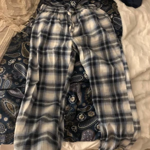 Blå vita pyjamas byxor - Blå vita pyjamas byxor från lager 157