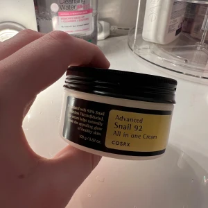 COSRX Advanced Snail 92 All in one Cream - En fuktgivande kräm från COSRX med 92% snigelsekretfiltrat. Krämen är designad för att ge huden en naturlig lyster och förbättra hudens elasticitet. Perfekt för daglig användning för att återfukta och vårda huden. Endast testade, annars helt ny. 
